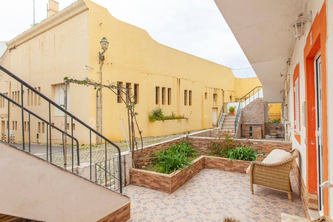 B83 - Alleway Gem In Lagos Kültér fotó